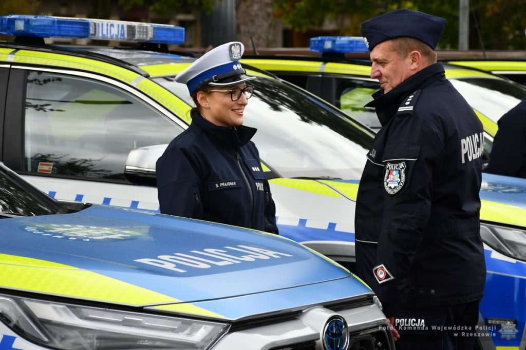 Policjantka i nowy radiowóz
