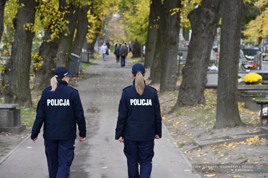 Policjantki na cmentarzu