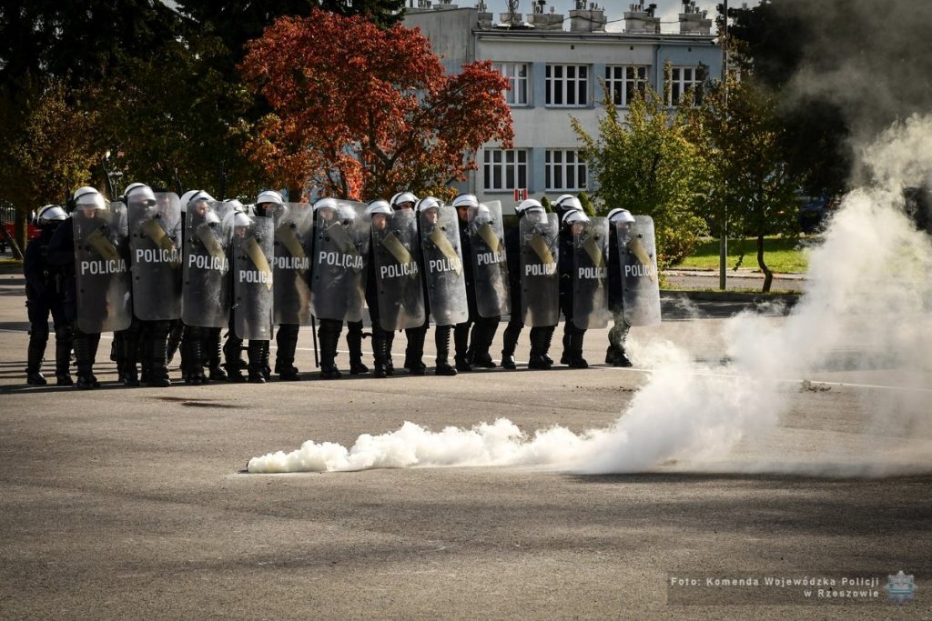 Policjanci i granaty dymne