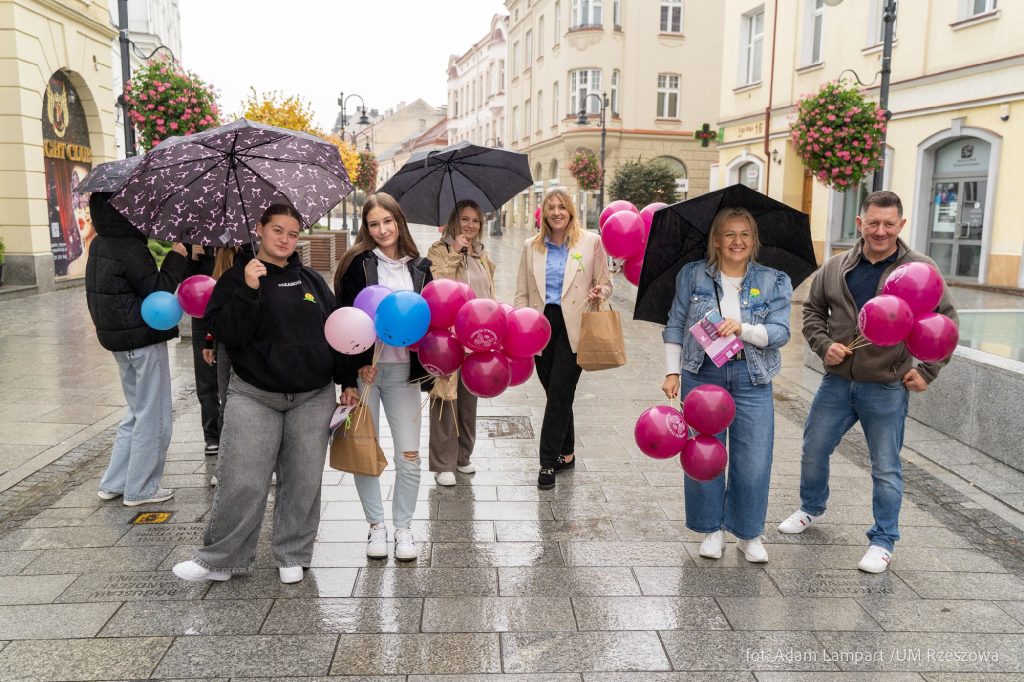 ludzie na ulicy z balonami