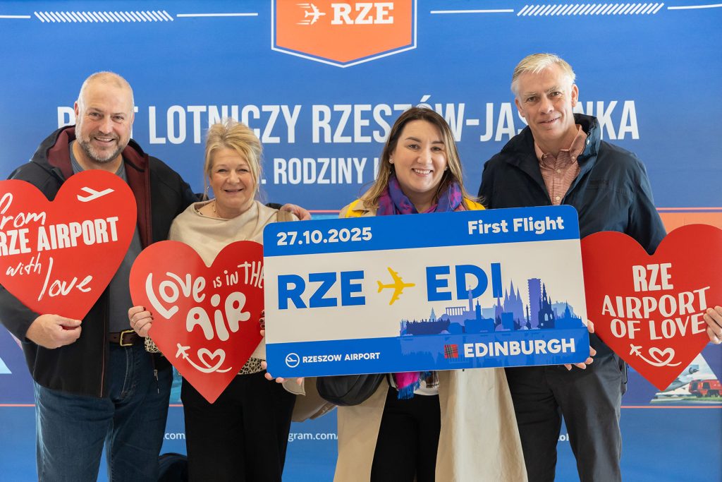 Pasażerowie na lotnisku w Jasionce