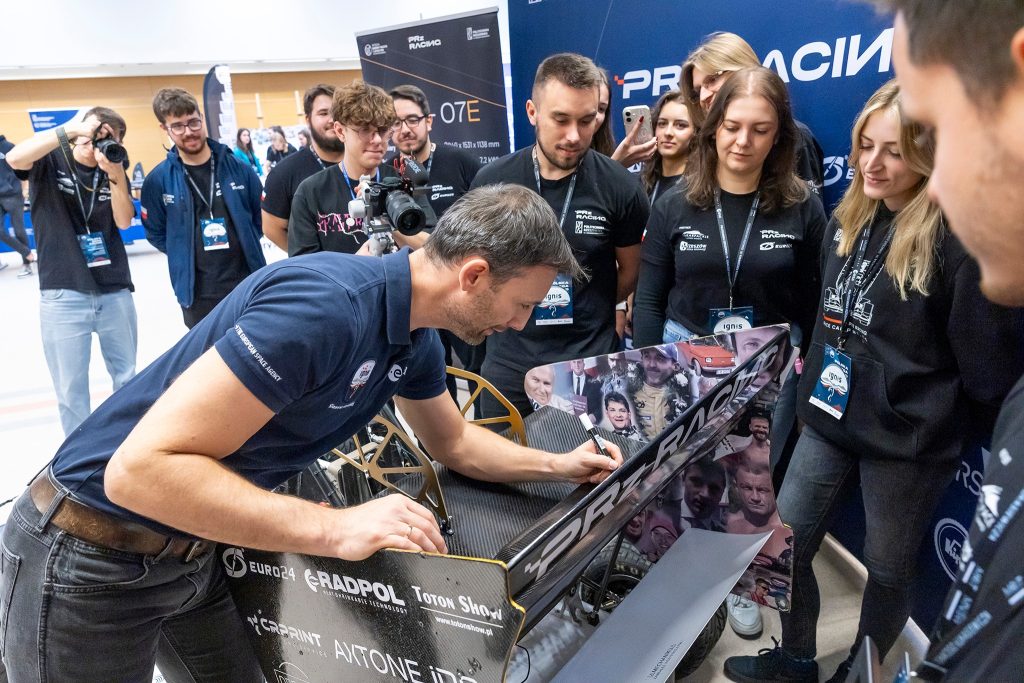 Astronauta rozdaje autografy