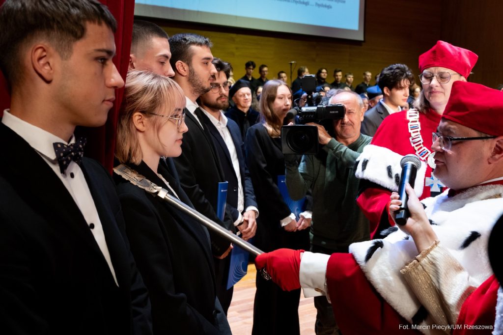 studenci rozpoczynają rok akademicki