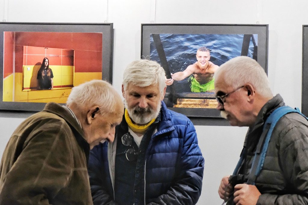 trzech mężczyzn na wystawie