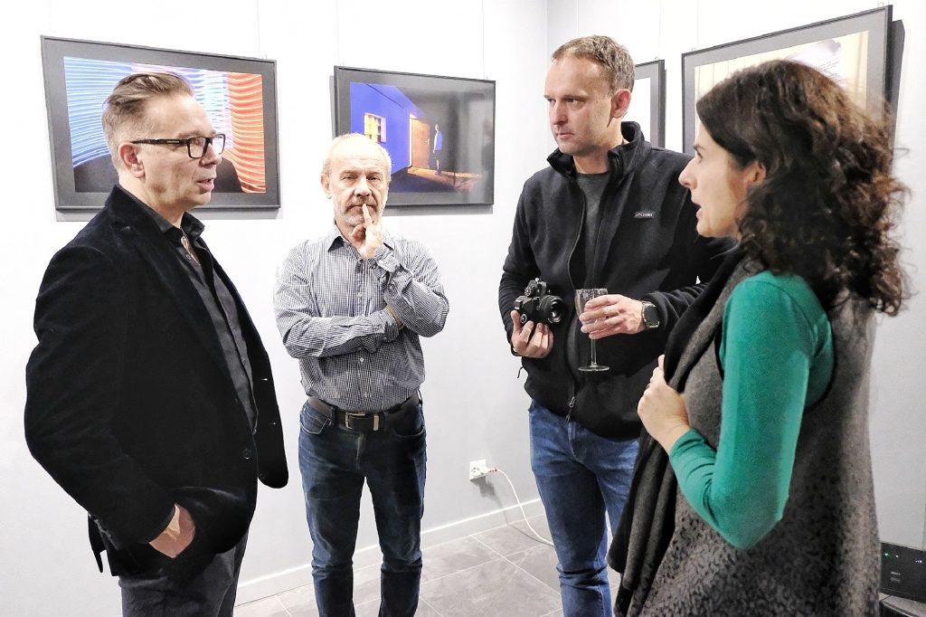 grupa ludzi w galerii fotografii
