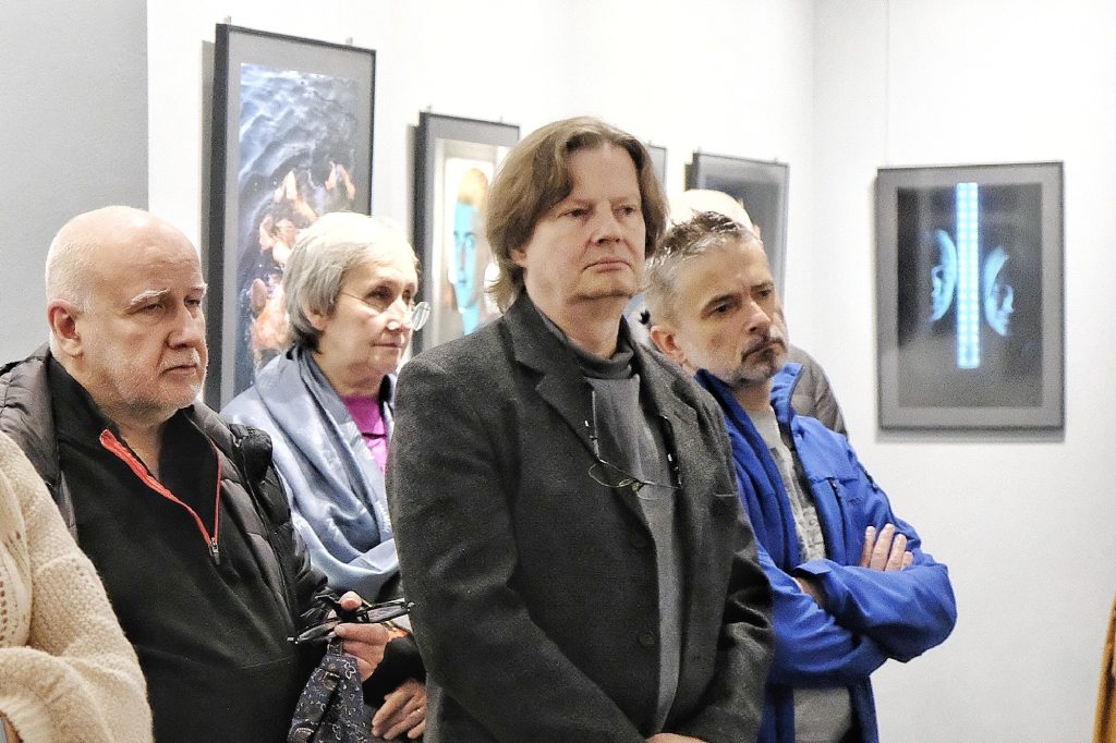 ludzie w galerii fotografii