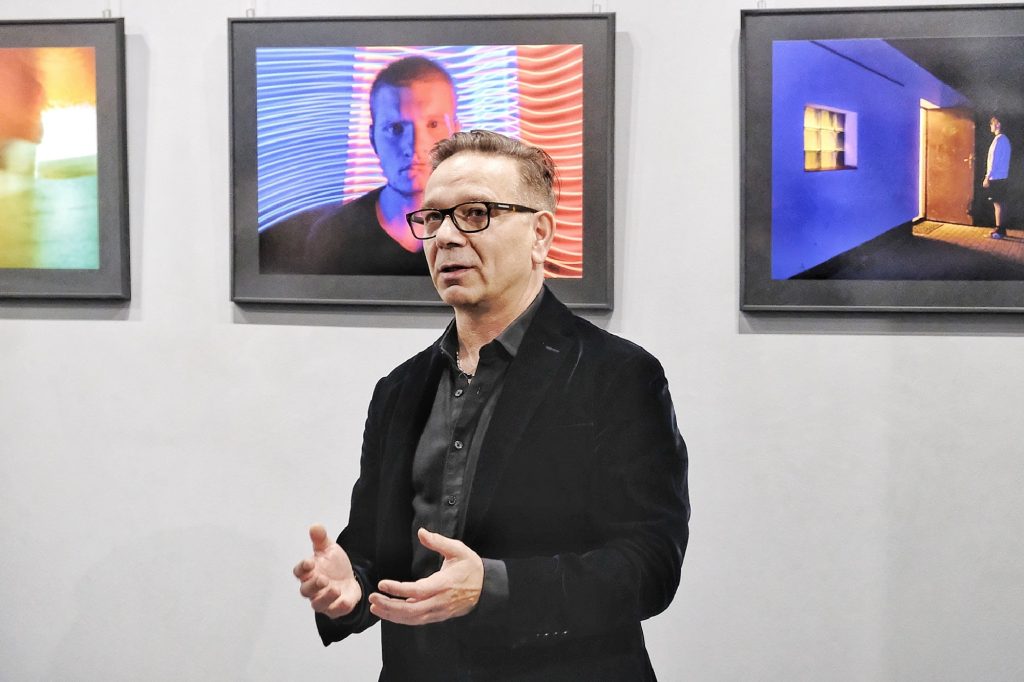 fotograf w galerii sztuki