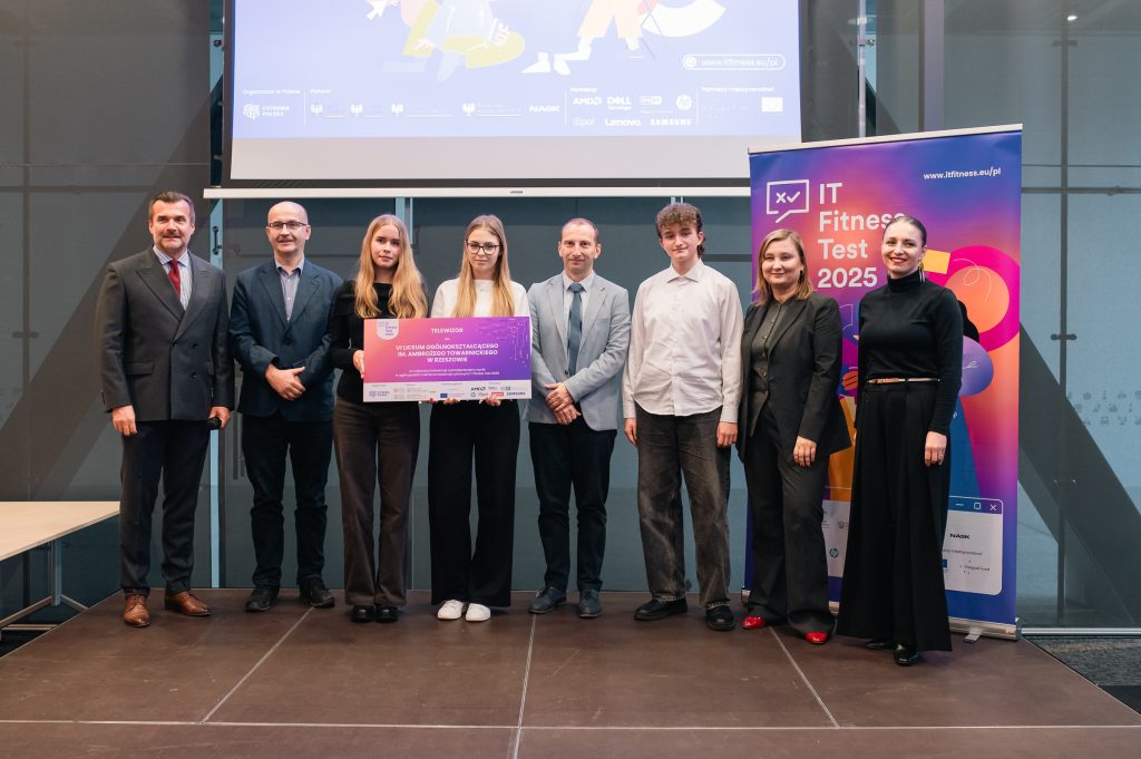 uczniowie i nauczyciele na gali konkursu w Warszawie