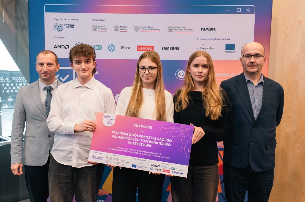 uczniowie i nauczyciele z nagrodą