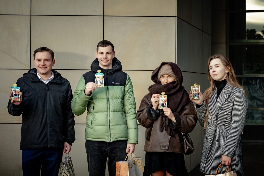 Działacze Forum Młodych Ludowców i "działko-tubki"