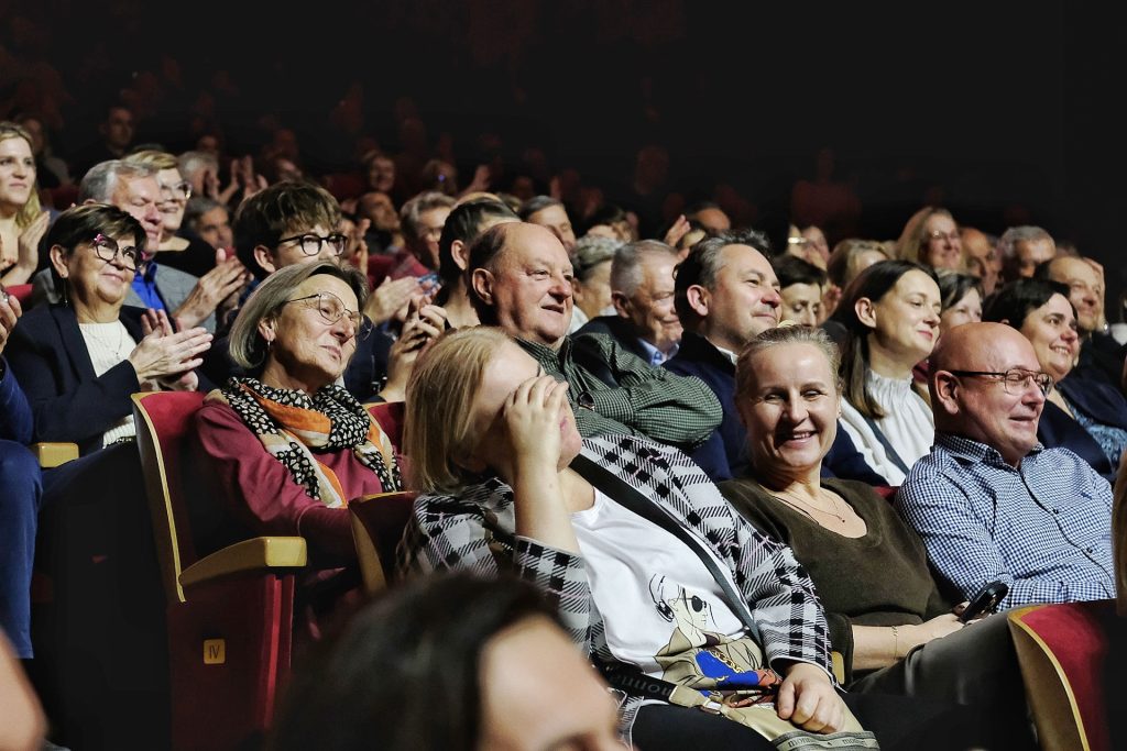 Publiczność na koncercie w filharmonii
