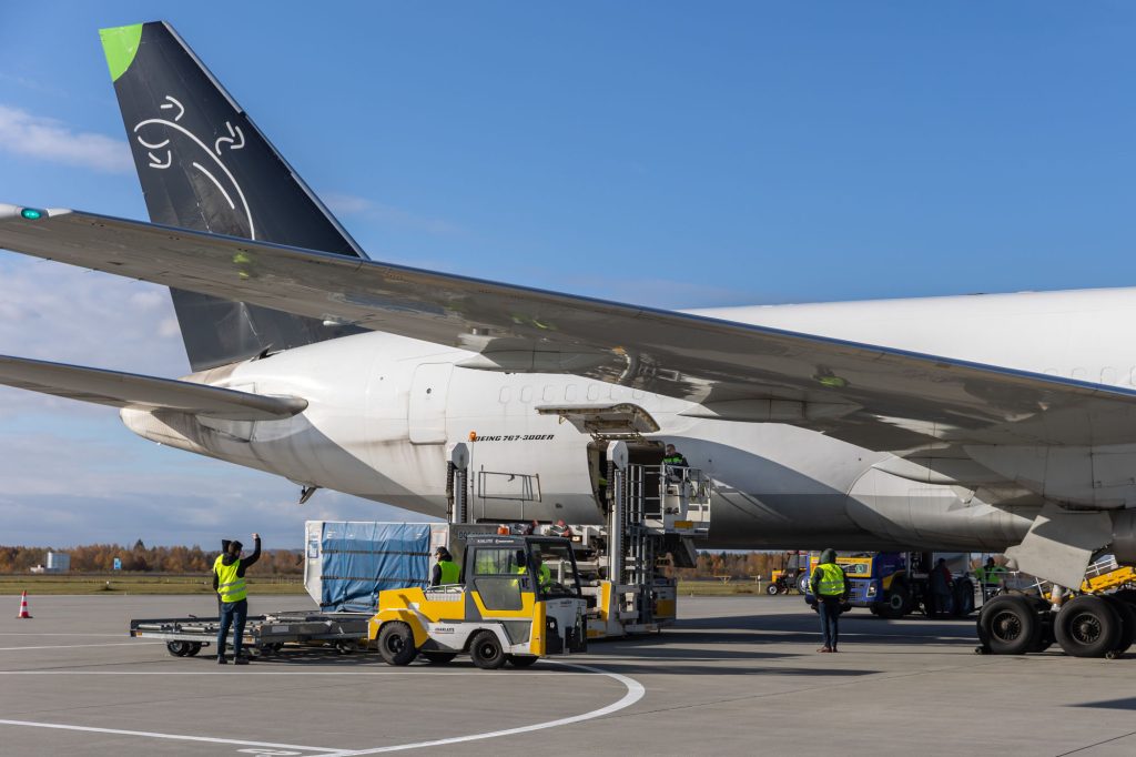 Załadunek samolotu w Jasionce