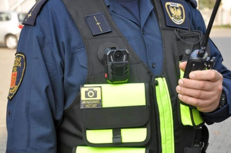 kamera na mundurze strażnika straży miejskiej