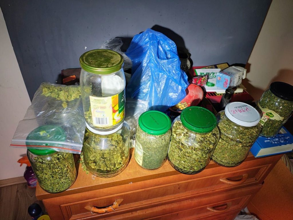 marihuana w słoikach znaleziona w mieszkaniu agresywnego mężczyzny