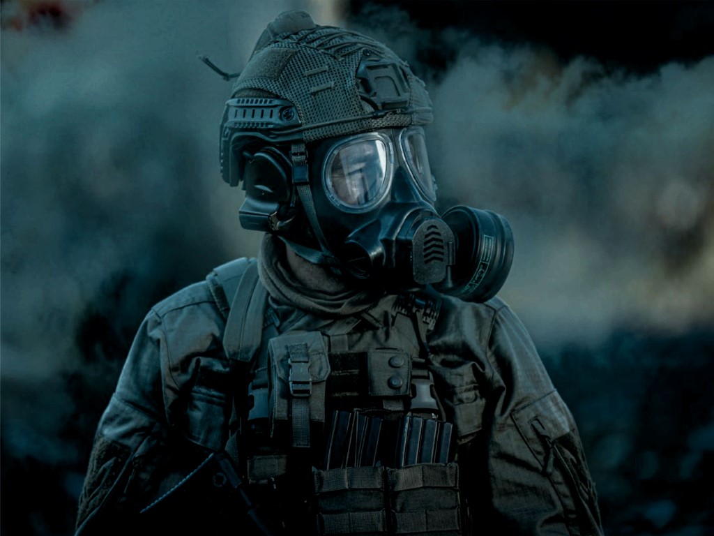 żółnierz w masce ochronnej