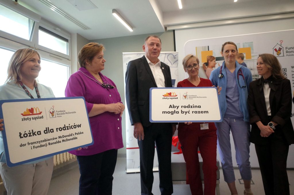 Przekazanie łóżek dla szpitala