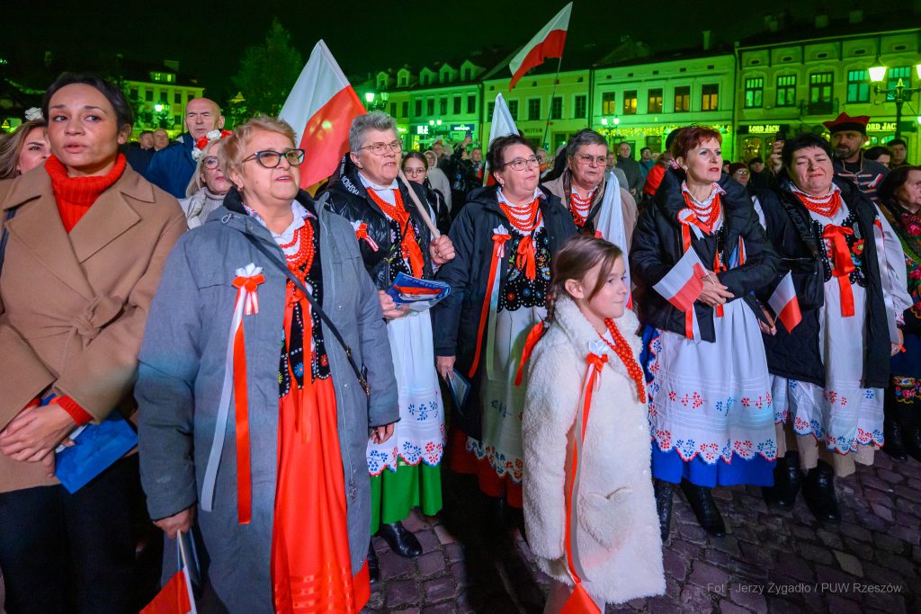 panie w strojach regionalnych śpiewają pieśni patriotyczne na rzeszowskim Rynku