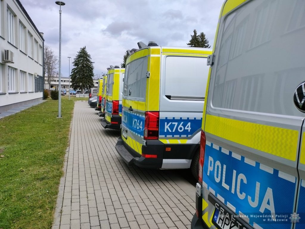 Radiowozy dla podkarpackiej policji