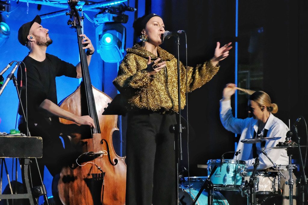 Paulina Przybysz z zespołem 