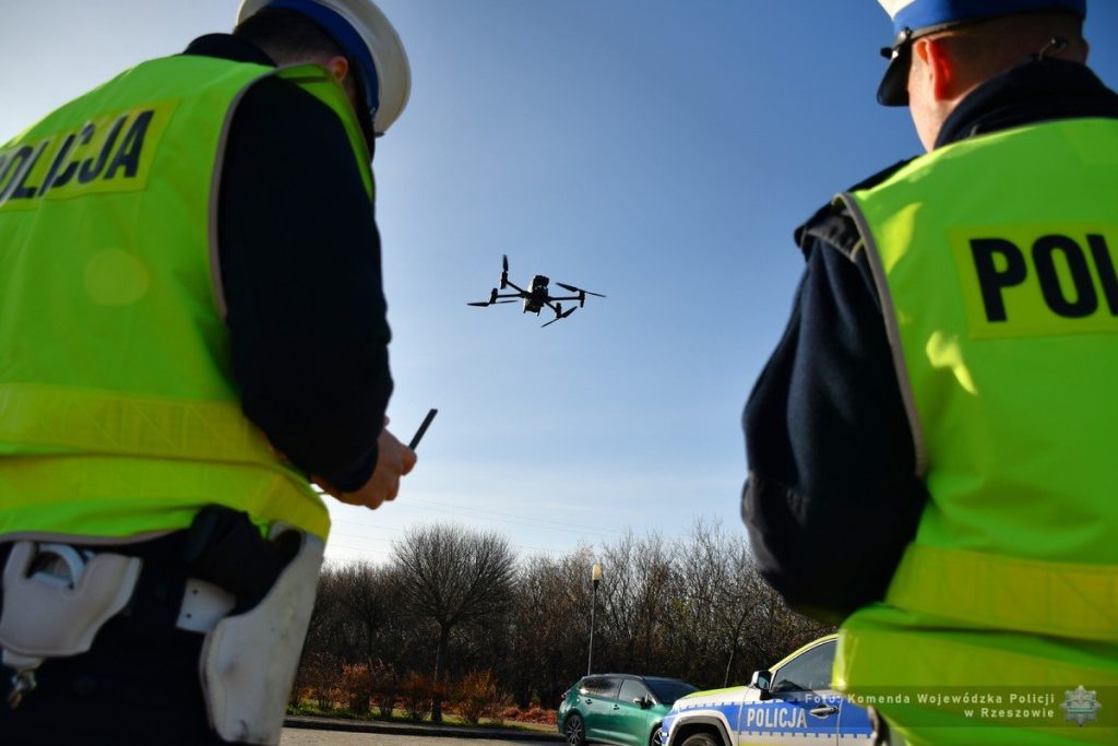 Policjanci i dron