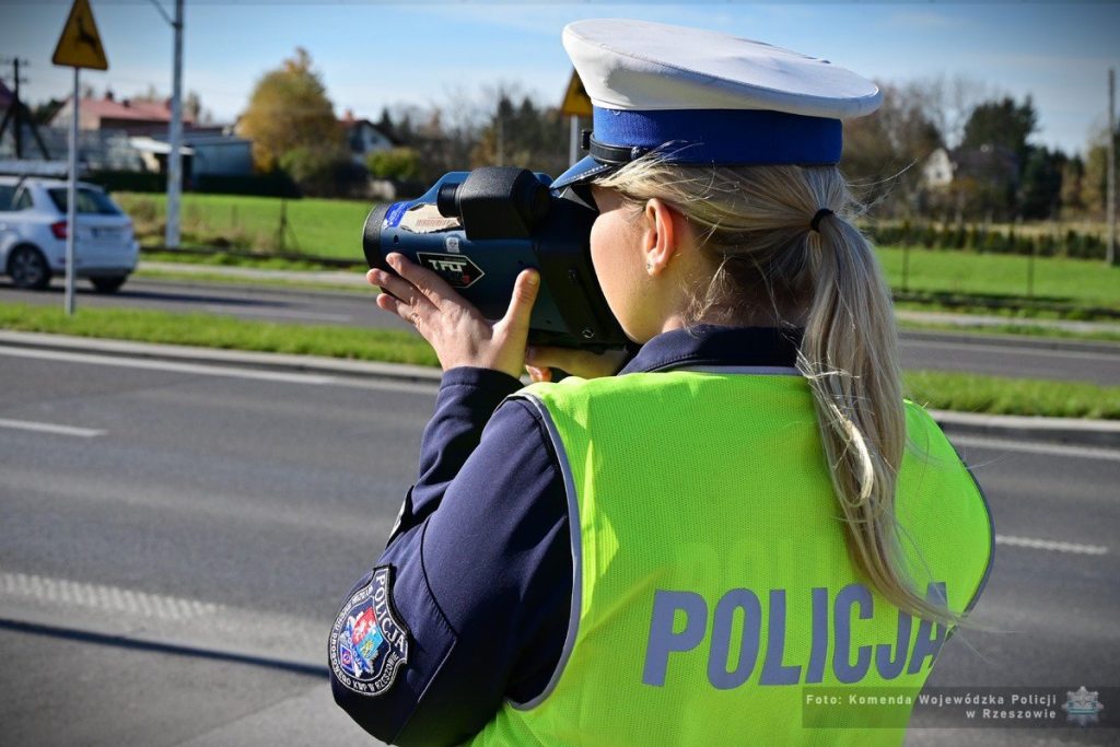 Policjantka z fotoradarem, akcja prędkość
