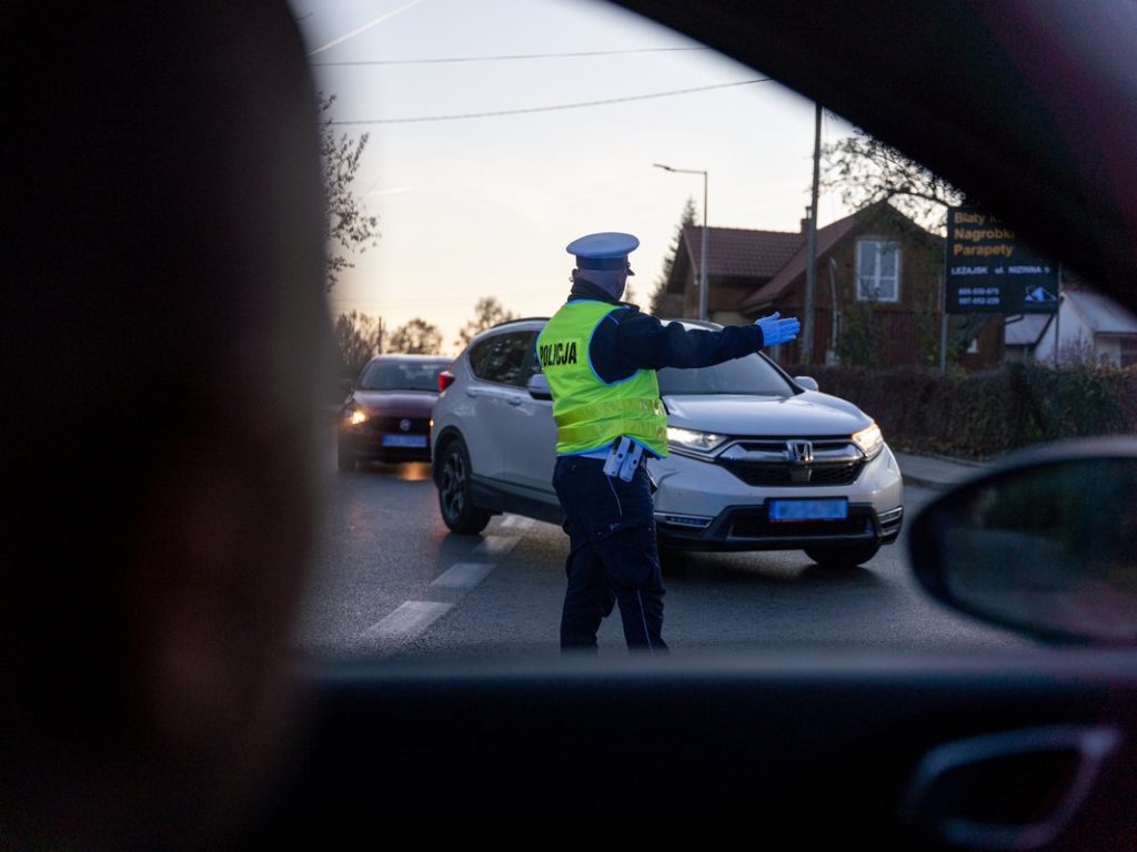 Policjant kieruje ruchem