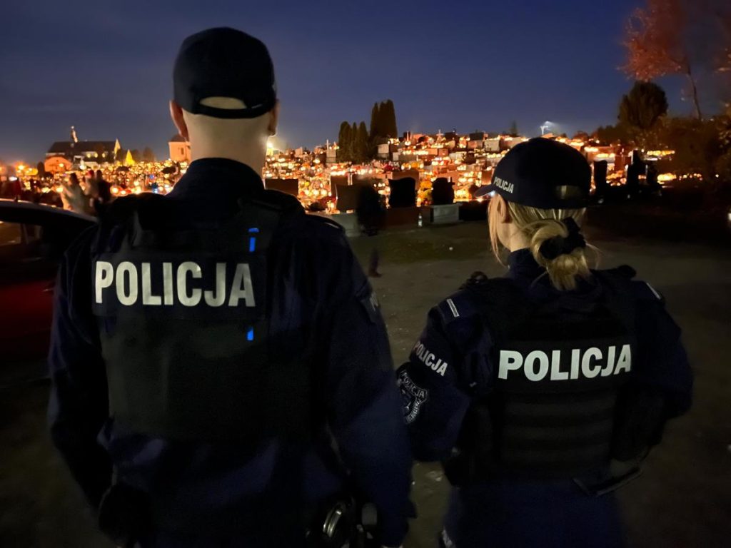 Policjanci na cmentarzu
