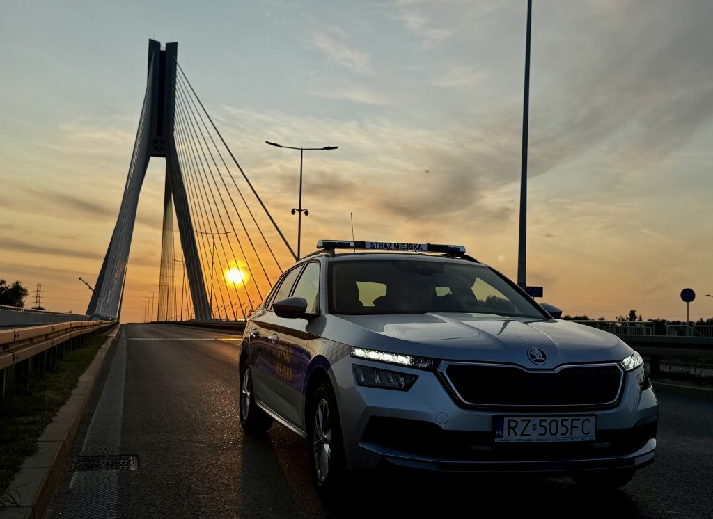 radiowóz straży miejskiej na moście w Rzeszowie