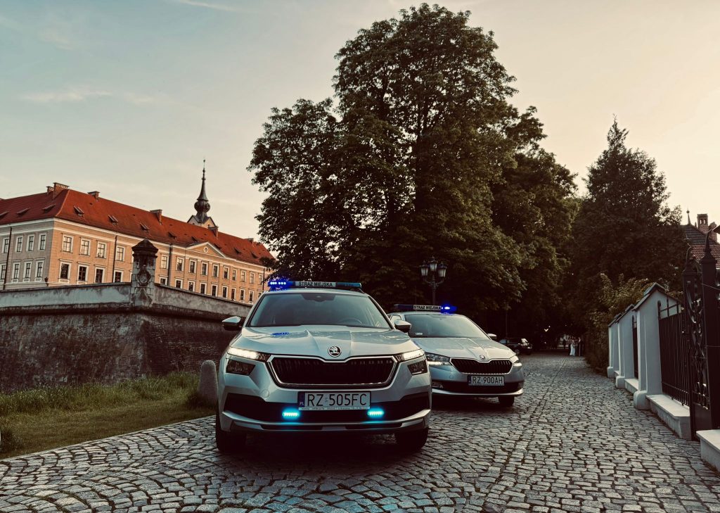 Straż miejska na tle rzeszowskiego zamku