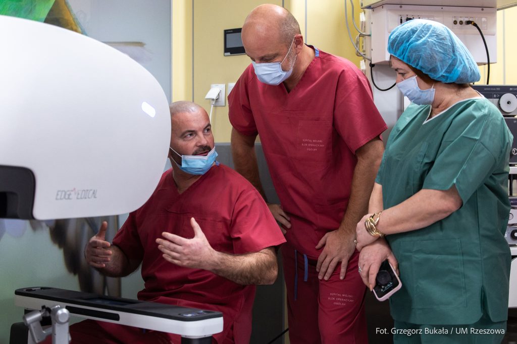 Lekarze z robotem chirurgicznym