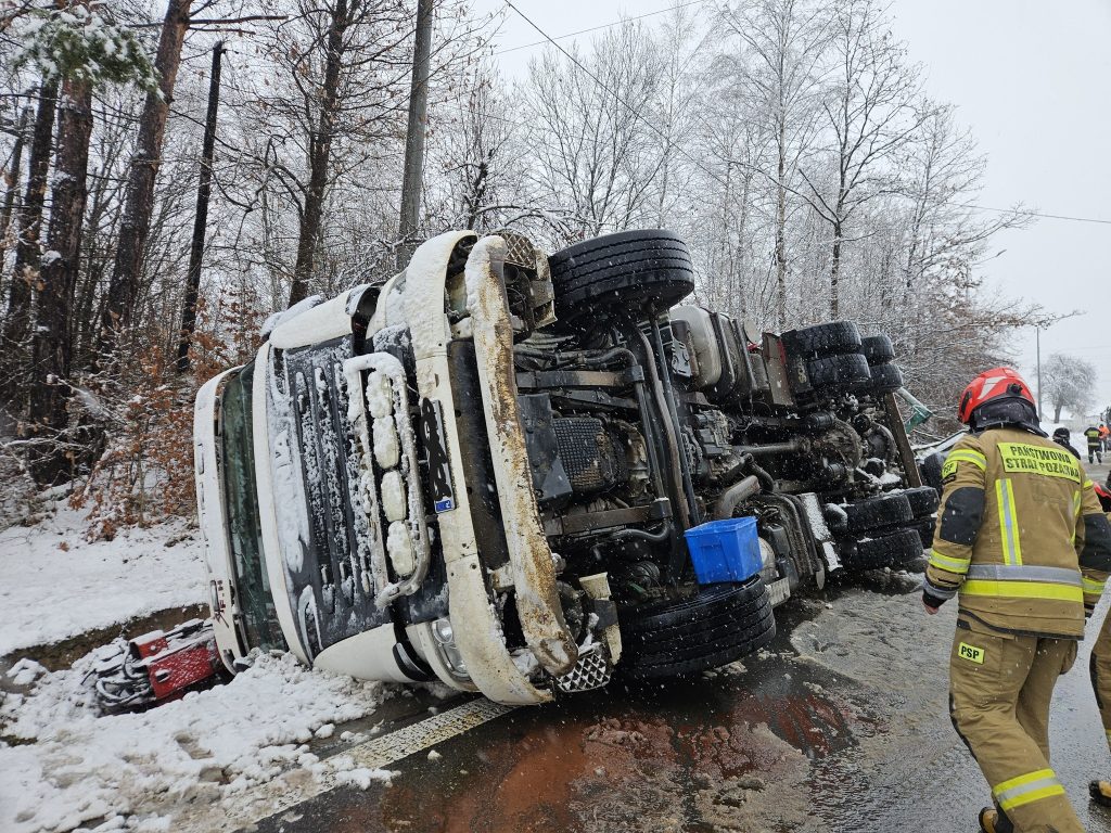 Wypadek tira w Żyznowie