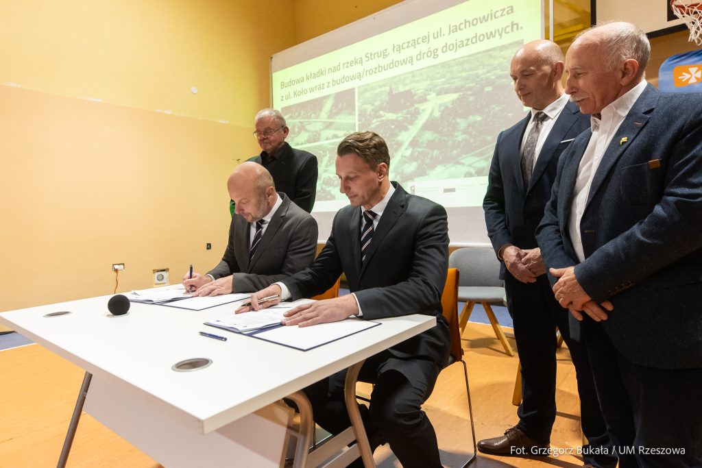 podpisanie umowy na budowę kładki