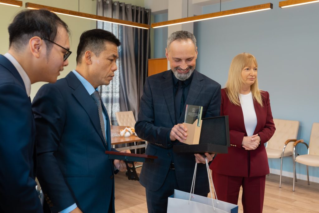 Rektor Andrzej Rozmus i delegacja z Hanoi