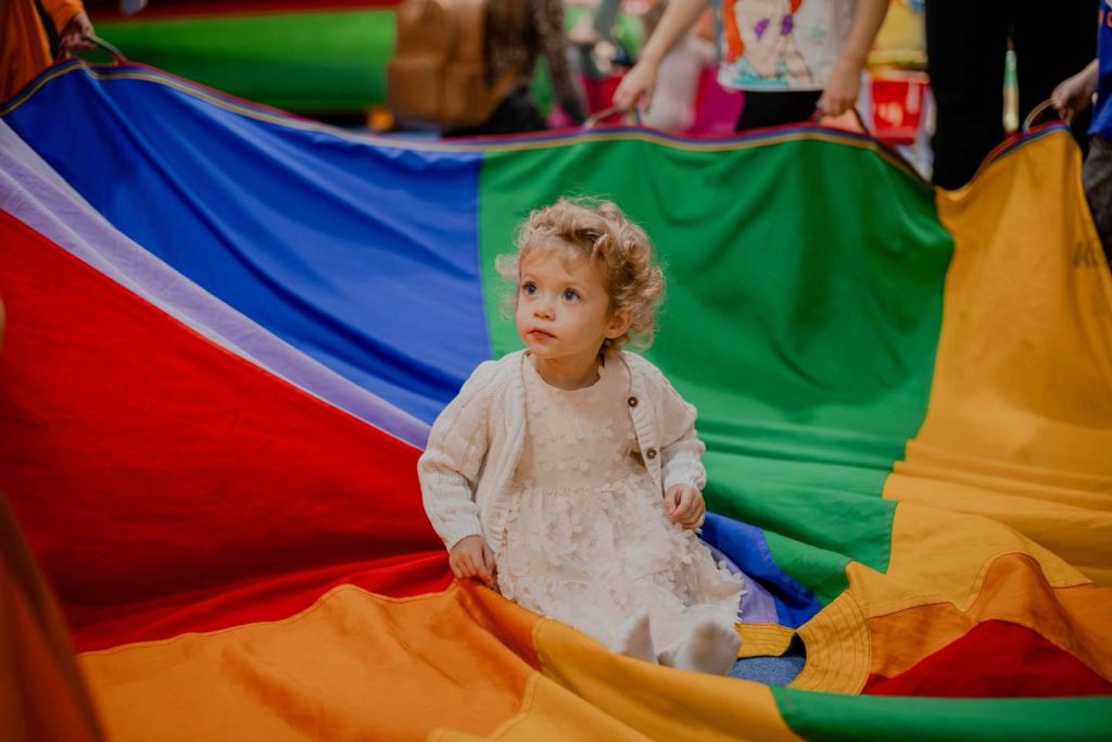 Dziewczynka w sali zabaw