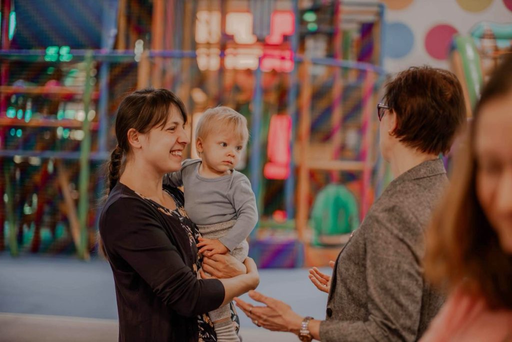 Uśmiechnięta mama z dzieckiem