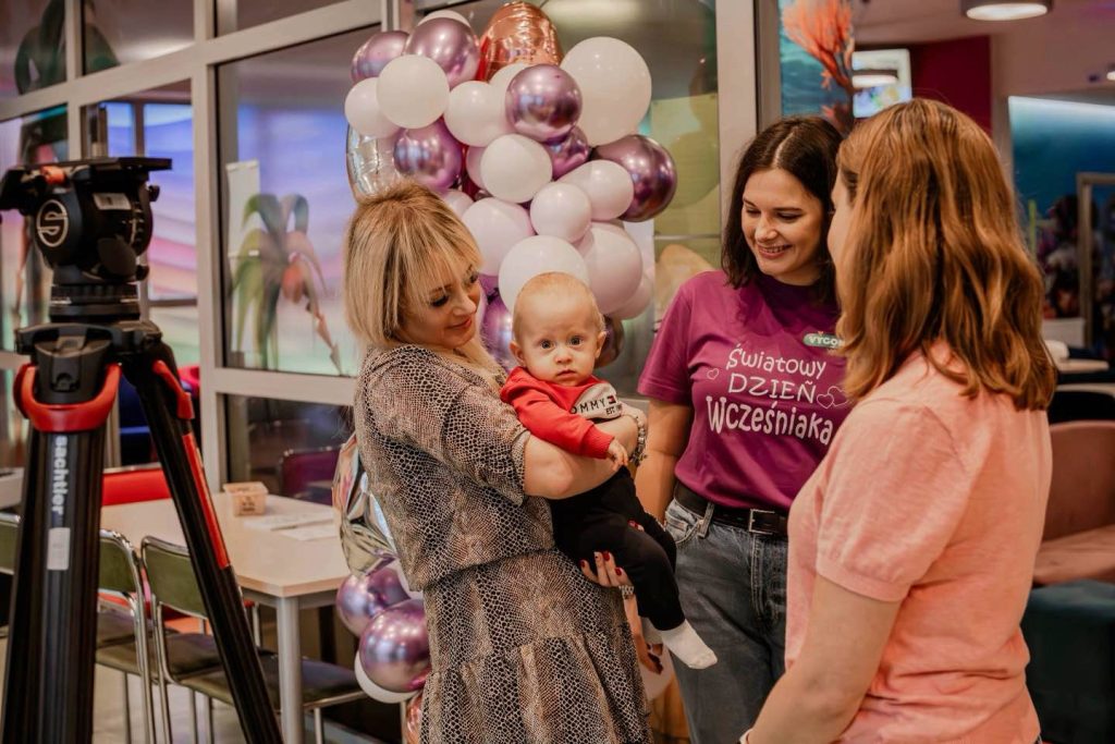Rodzice z dziećmi na balu wcześniaka