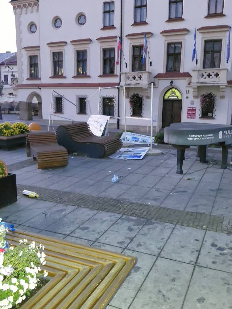 Wystawa o pomniku zniszczona