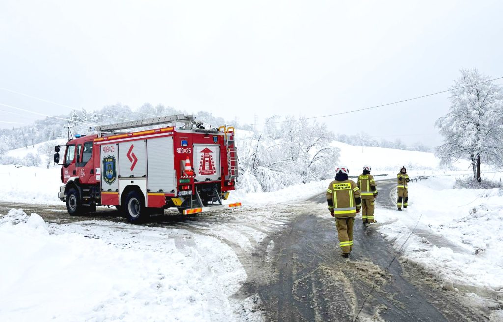 Strażacy z Ustrzyk walczą z zimą