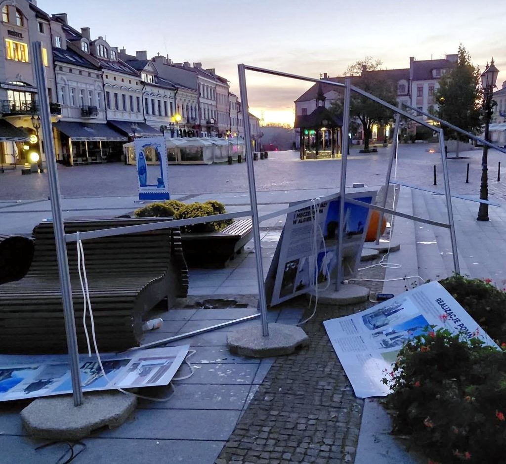 Zniszczona wystawa o pomniku