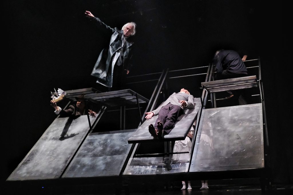 "Kafka: [tekst urywa się]"