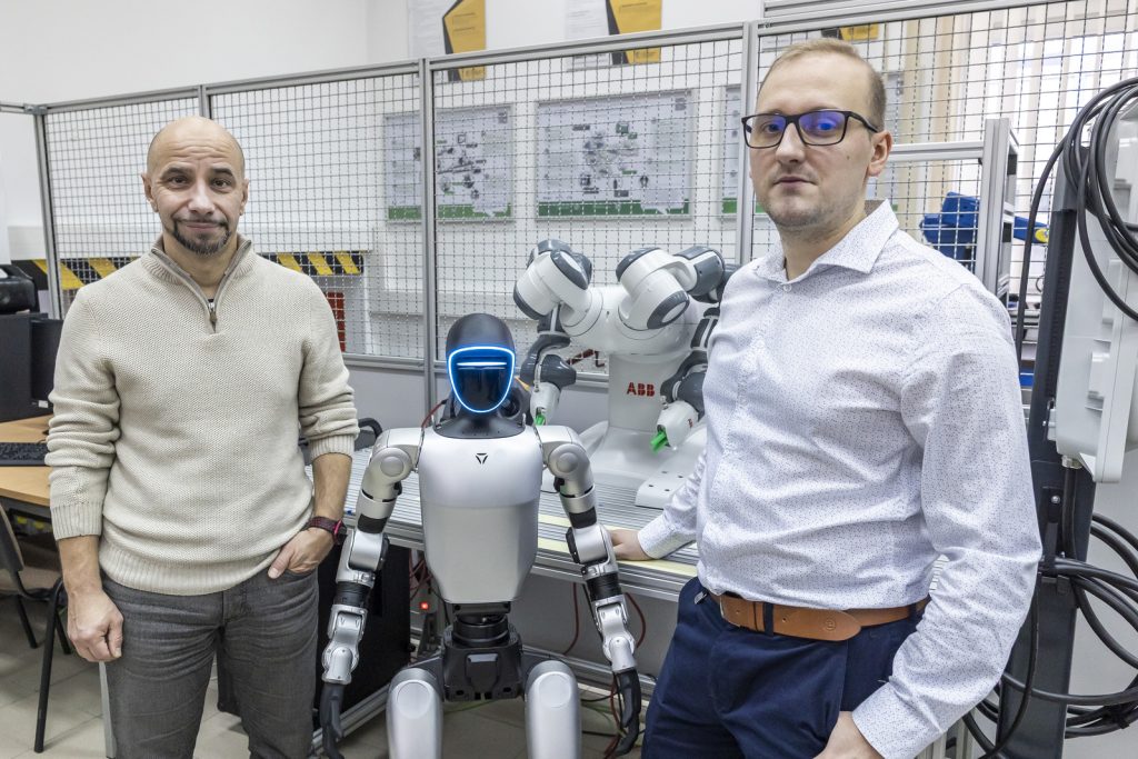 Pracownicy Politechniki i robot
