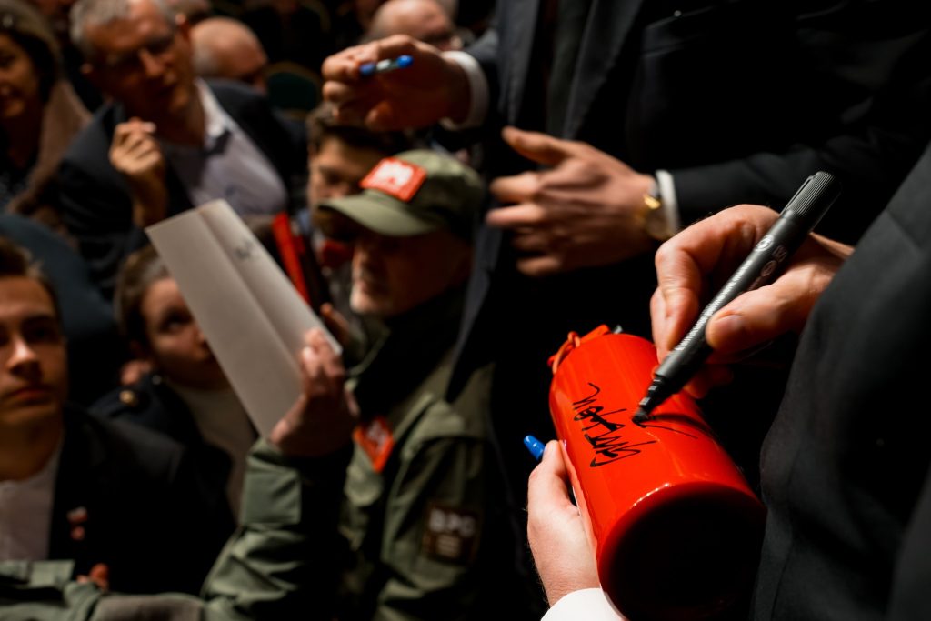 Braun podpisuje gaśnicę