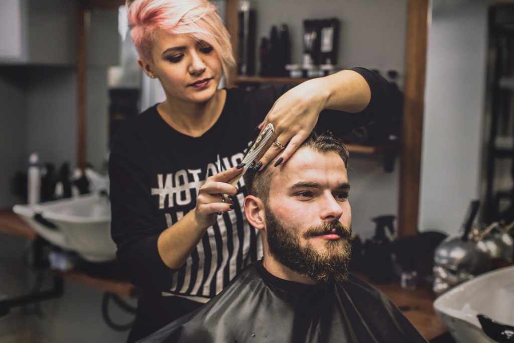 mężczyzna u fryzjera