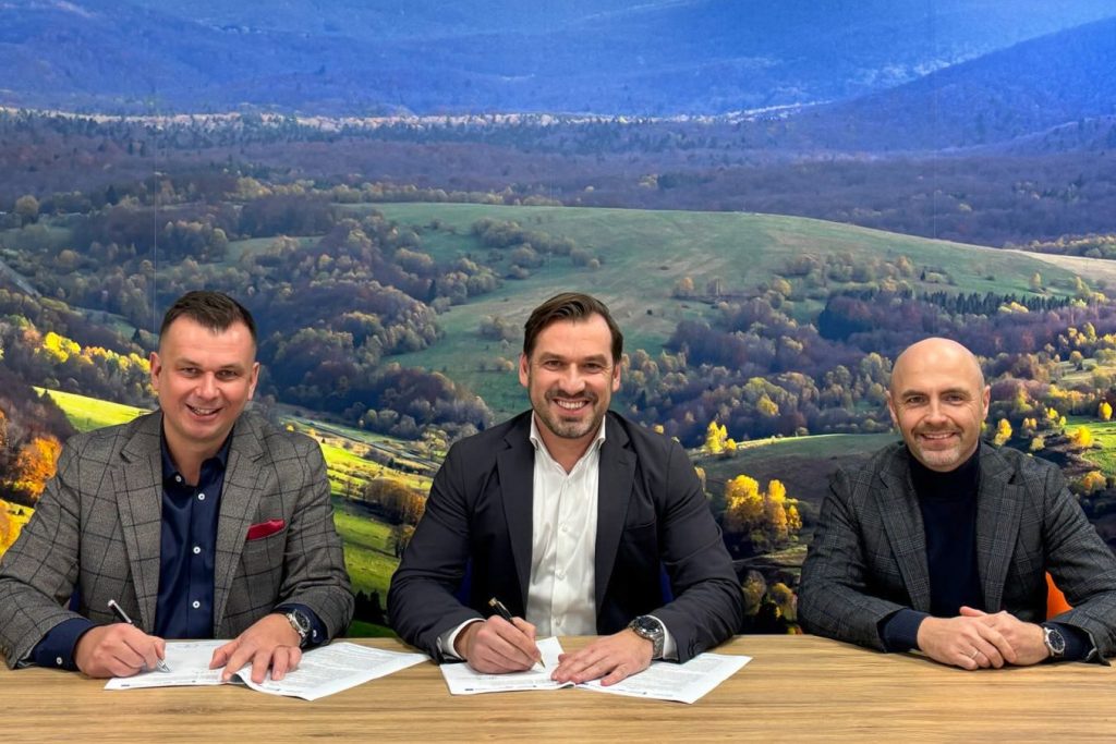 Podpisanie umowy na lotnisku w Jasionce