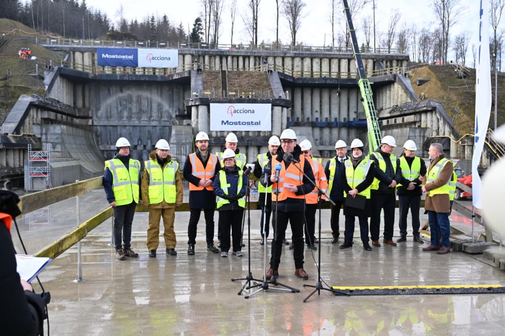 Dariusz Klimczak, w tle tunel w Babicy