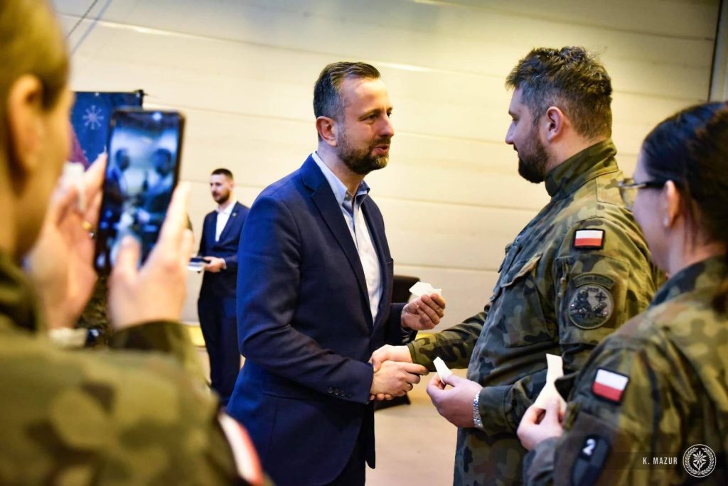 Szef MON dzieli się opłatkiem