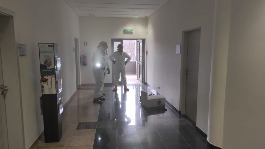 Strażacy w zadymionym pomieszczeniu