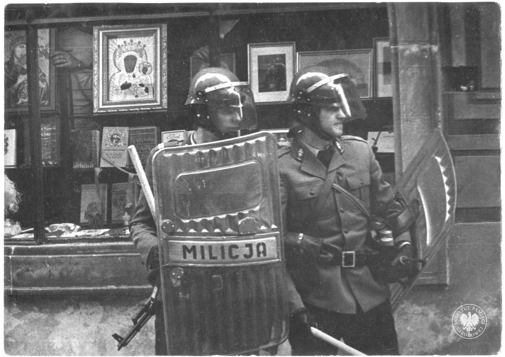 zdjęcie archiwalne milicjanci
