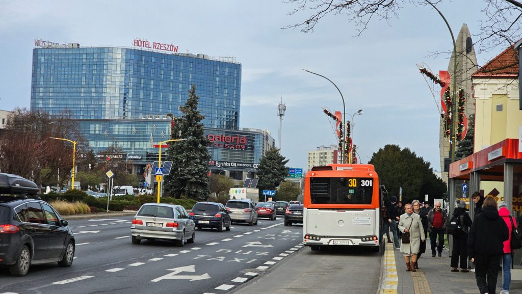 Autobus miejski w centrum Rzeszowa
