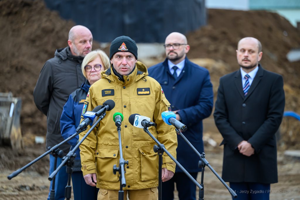 strażak i inni ludzie na budowie